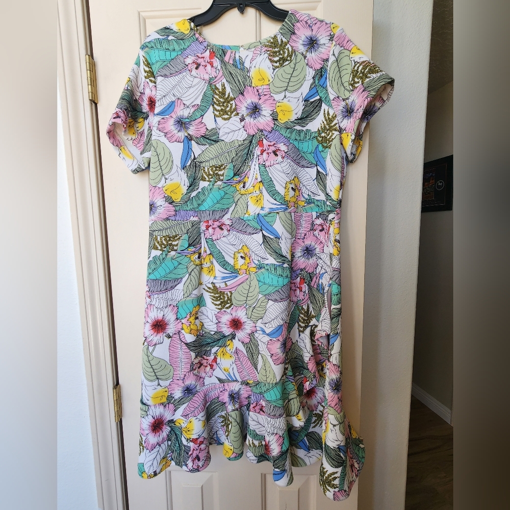 Womens flowery dress. Brand new w/tags.